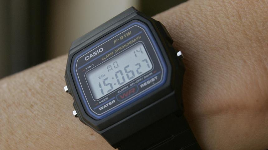 Schwarze Casio F-91W mit digitalem Display