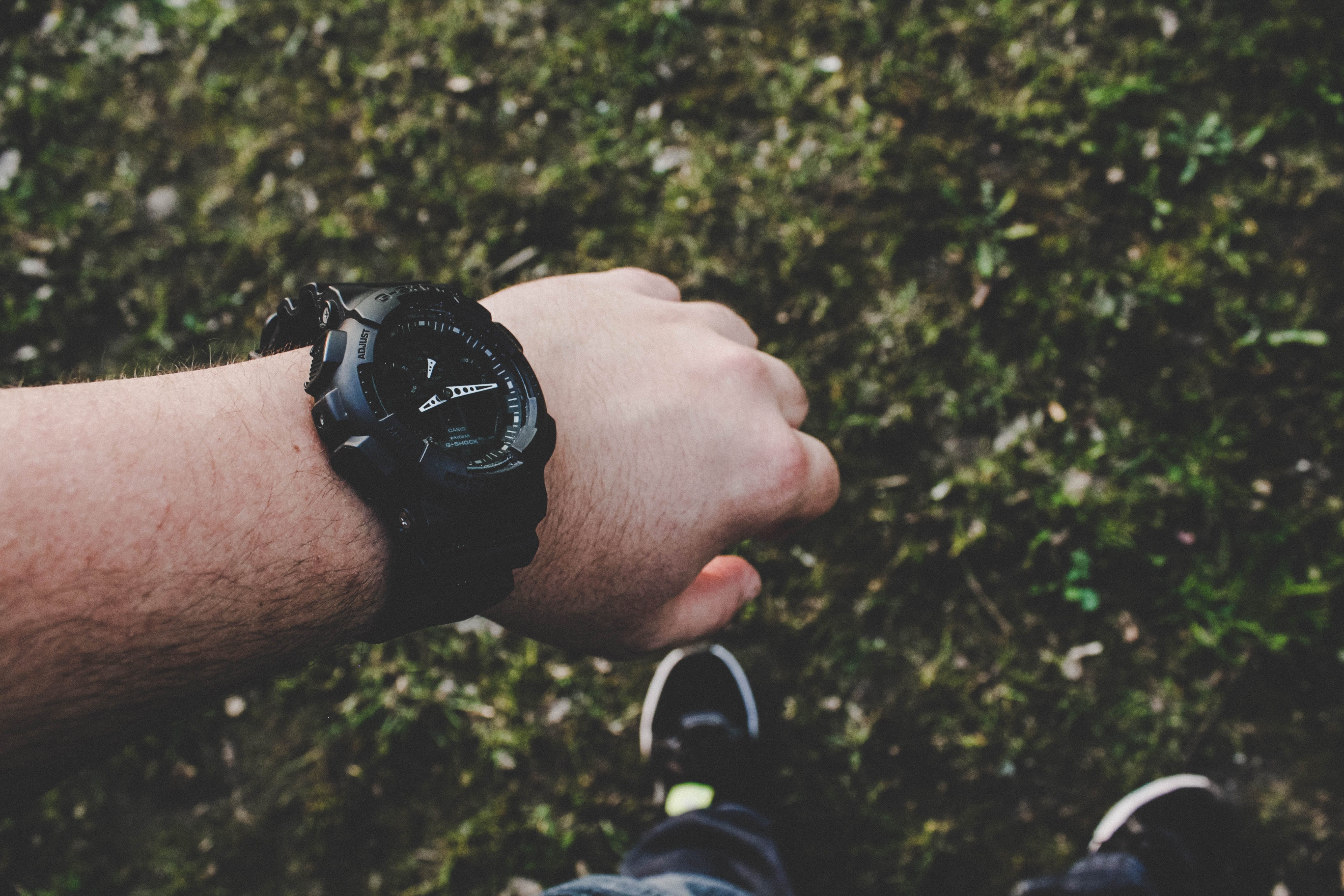 Schwarze Casio G-Shock mit digitaler und analoger Anzeige