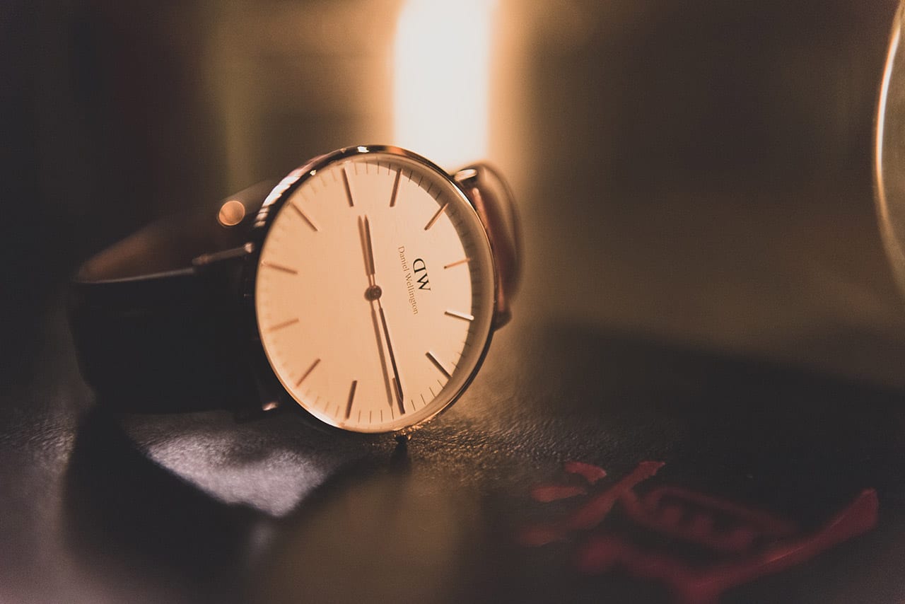 Flache Armbanduhr von Daniel Wellington mit hellem Lederband