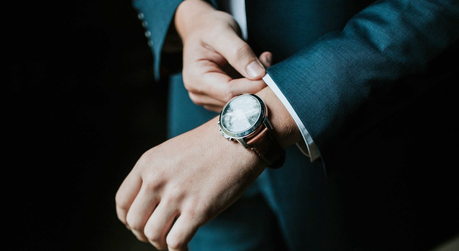 Elegante Modeuhr mit braunem Lederarmband auf hellem Untergrund