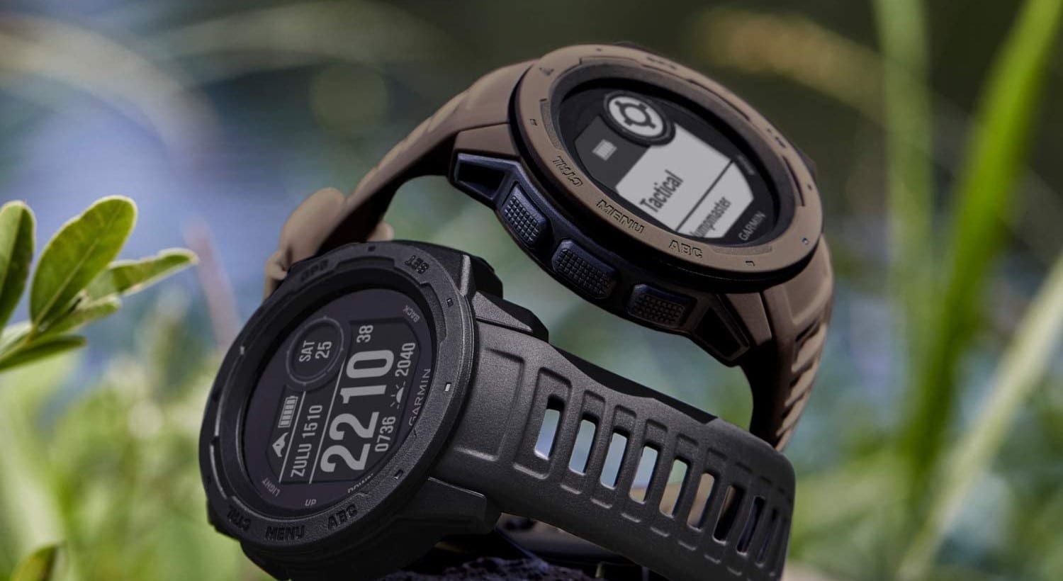 Zwei Garmin Instinct in Schwarz und Sandbraun mit digitaler Anzeige