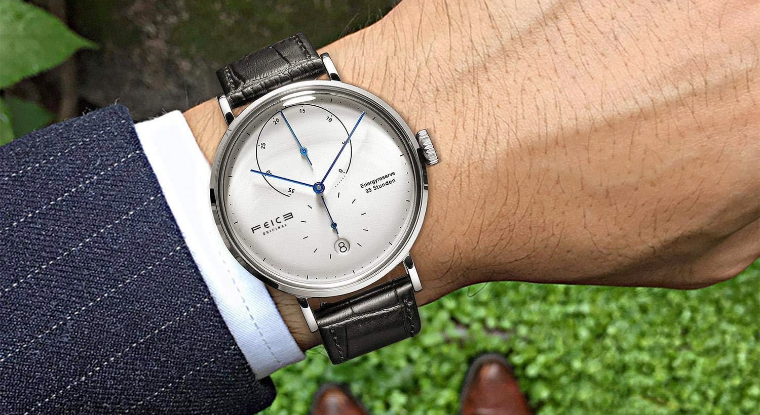 Mechanische Feice Uhr mit hellem Zifferblatt im Bauhaus-Stil