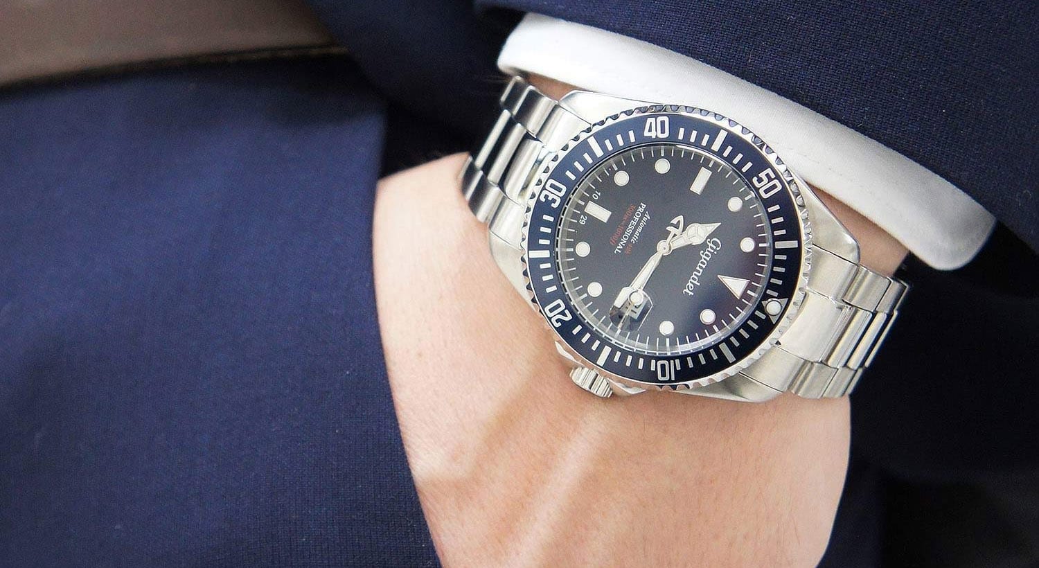 Gigandet Sea Ground G2 mit schwarzem Zifferblatt und Edelstahlarmband am Handgelenk