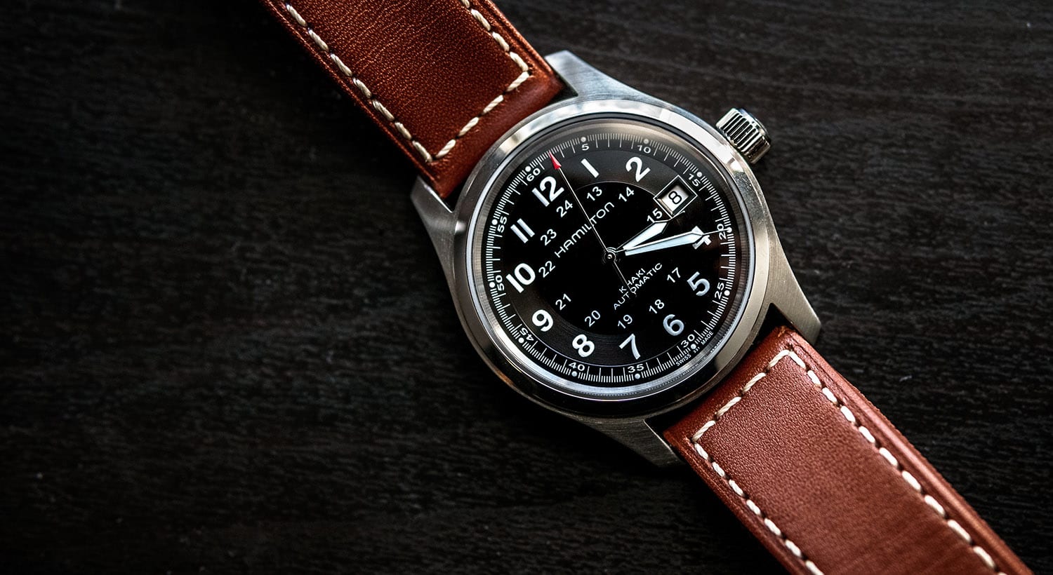 Hamilton Khaki Field Automatikuhr mit schwarzem Zifferblatt und braunem Lederarmband