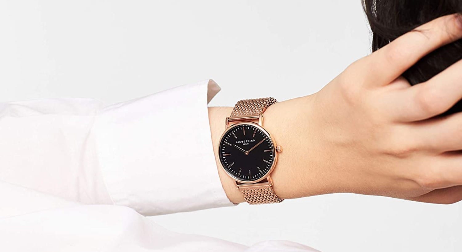 Elegante Liebeskind Damenuhr mit dunklem Zifferblatt und roségoldfarbenem Milanaiseband