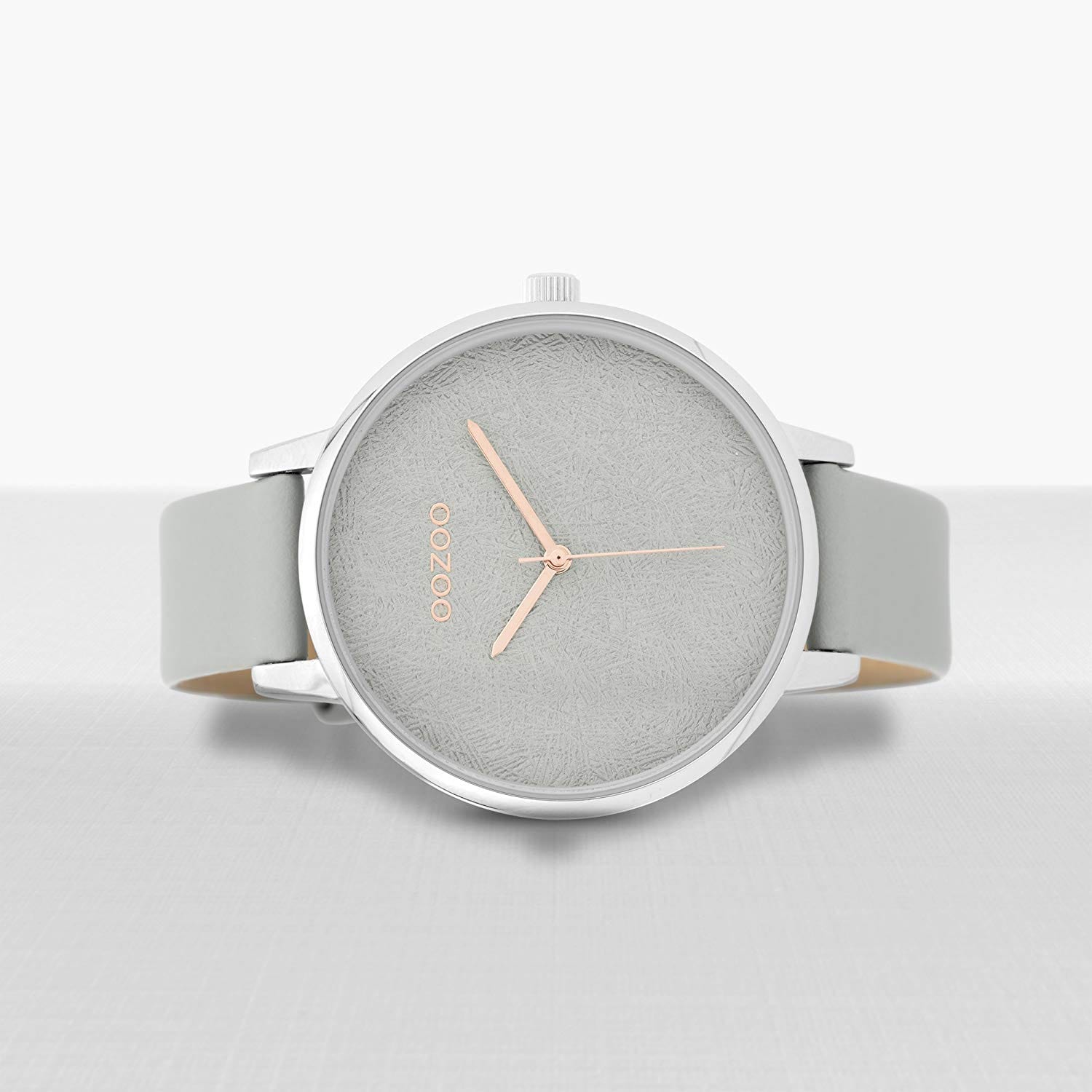 Oozoo Damenuhr mit grauem Zifferblatt, roségoldenen Zeigern und hellgrauem Lederarmband