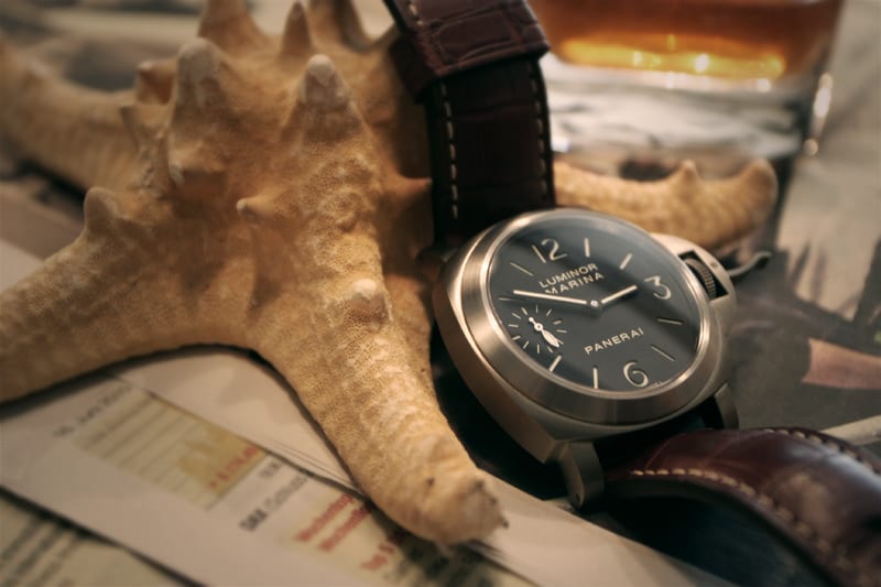 Uhr im Panerai Design mit kissenförmigem Gehäuse und Bügel über der Krone