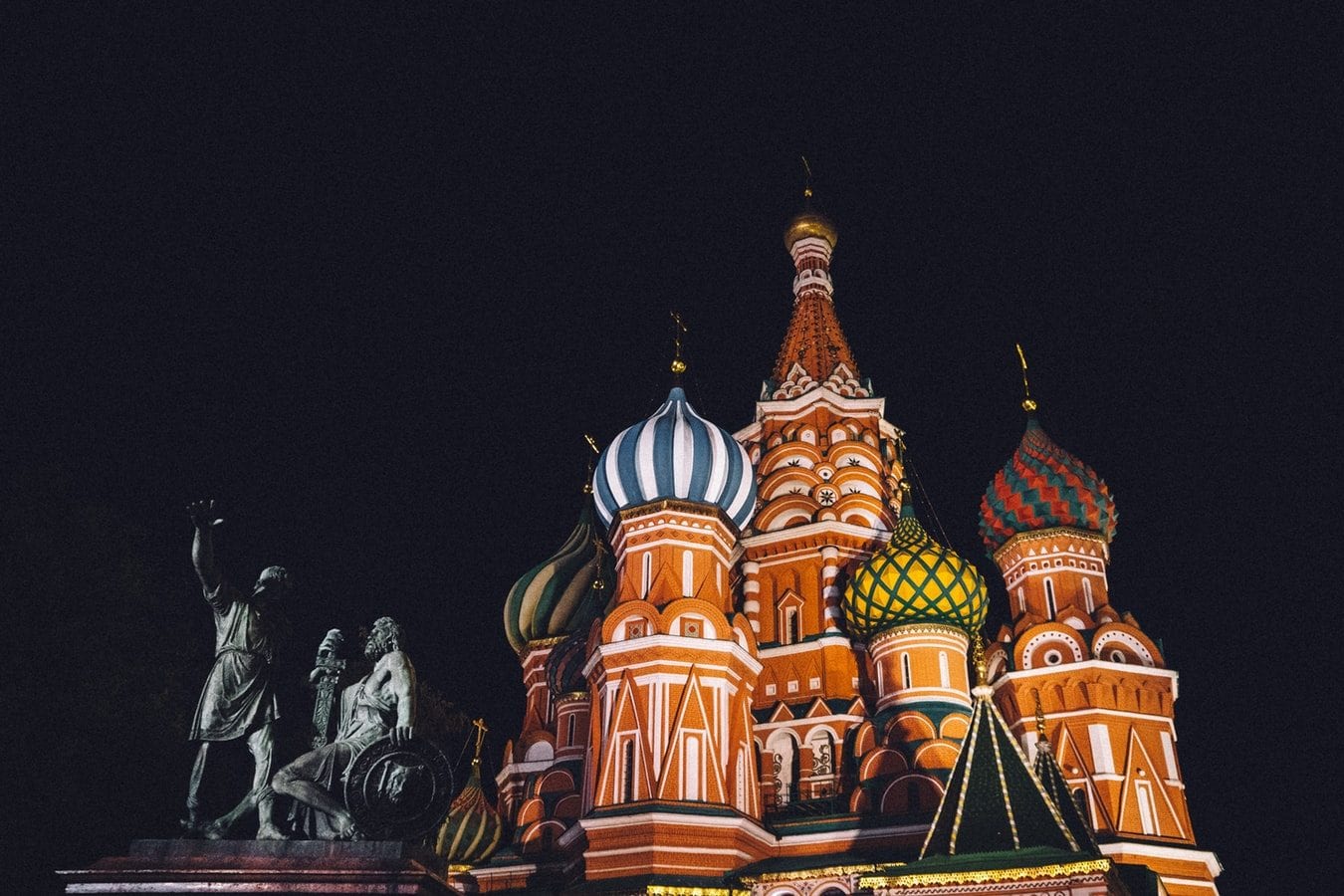 Beleuchtete Basilius-Kathedrale in Moskau als Symbol für russische Uhrenmarken