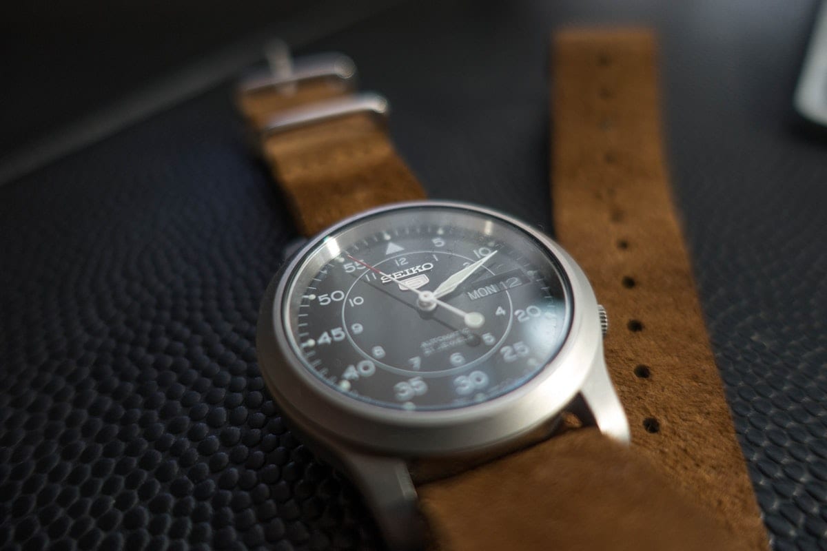 Seiko 5 Automatikuhr mit schwarzem Zifferblatt und braunem Lederarmband