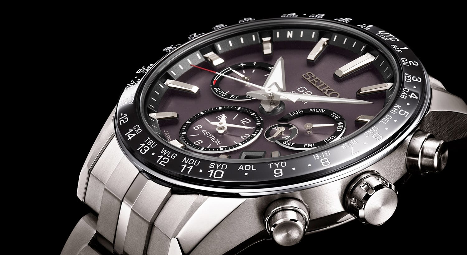 Seiko Astron mit grauem Zifferblatt, Weltzeitring und Titanband in Nahaufnahme