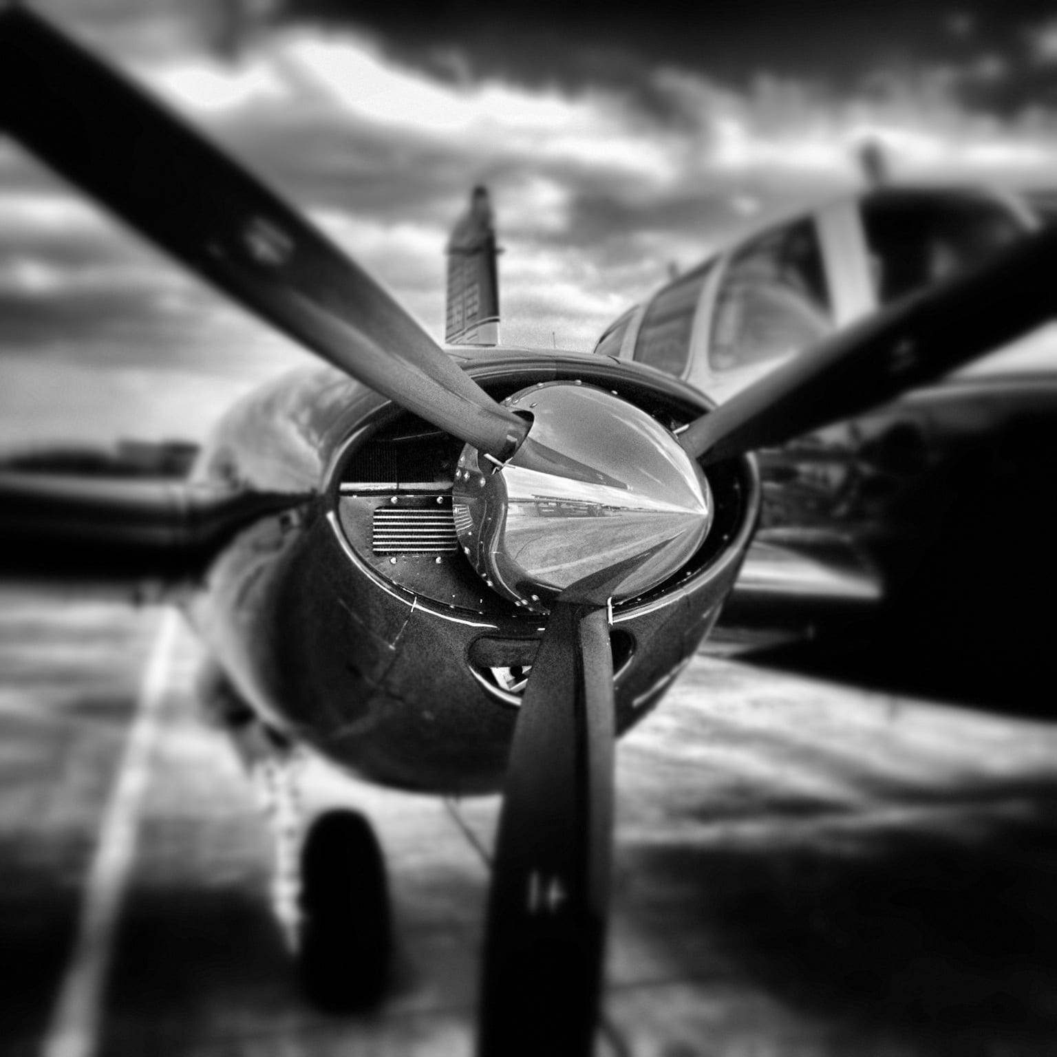 Propeller und Triebwerk eines Kleinflugzeugs in Schwarzweiß