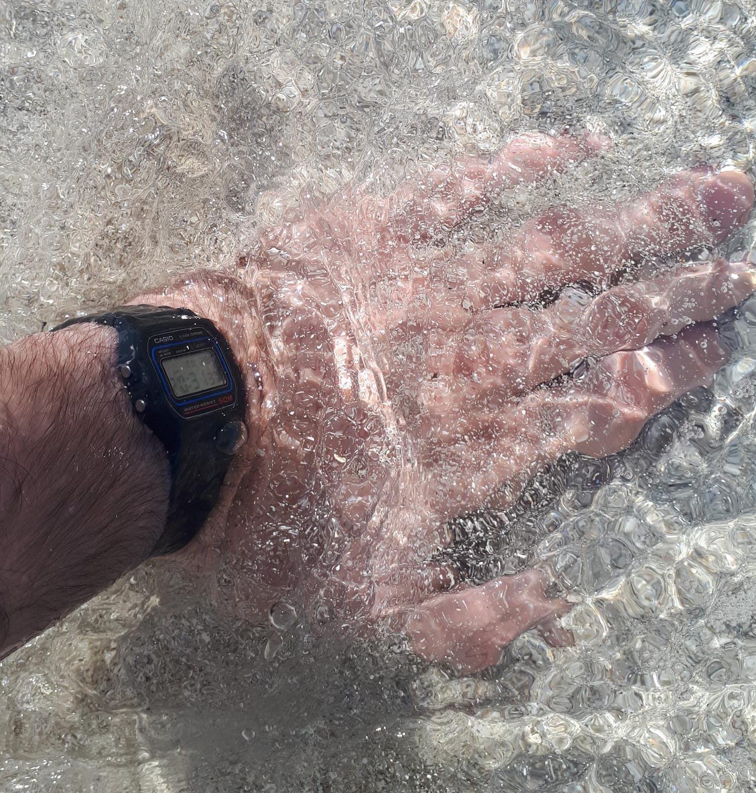 Schwarze Casio W-59 am Strand